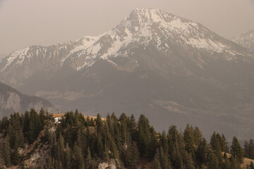 Gipfelblick im Saharadunst; Blick vom Gipfel des Mont Ouzon (1880) zum Mont de Grange (2432)