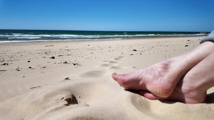 Les pieds nus dans le sable - obrazy, fototapety, plakaty
