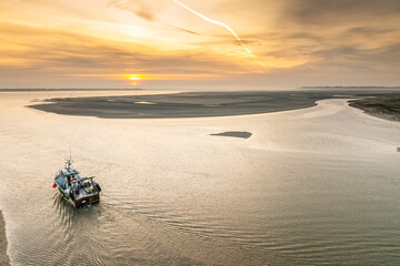 Départ des pêcheurs du Hourdel au soleil levant en Baie de Somme(Hauts-de-France, Picardie, Somme)