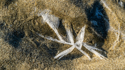 Galets pris dans la glace sur la plage en hiver