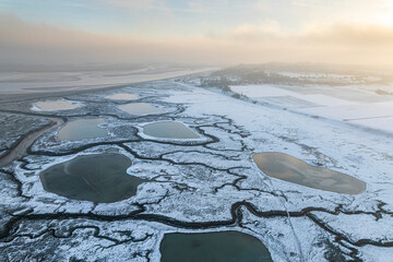 Vague de froid sur la Baie de Somme en hiver avec la neige en Picardie (Somme, Hauts-de-France,...