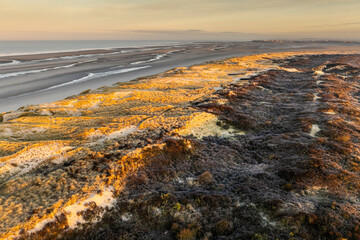 Lever de soleil sur les dunes et la plage de Fort-Mahon en baie d'Authie près de la Baie de Somme