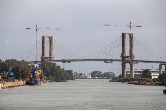 Expansion works on the Quinto Centenario Bridge in Seville, to expand it to six lanes