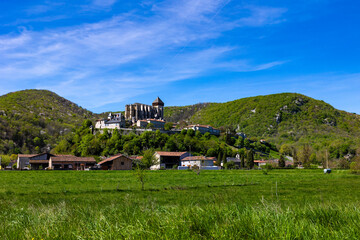 Cathédrale Sainte-Marie de Saint-Bertrand-de-Comminges, dominant la campagne et les collines...