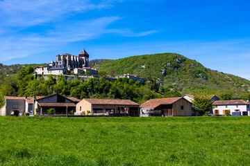 Cathédrale Sainte-Marie de Saint-Bertrand-de-Comminges, dominant la campagne et les collines...