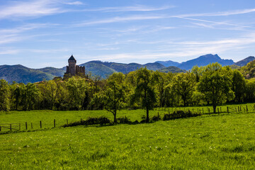 Cathédrale Sainte-Marie de Saint-Bertrand-de-Comminges, au pied des Pyrénées, émergeant d’entre les arbres sur son promontoire au printemps
