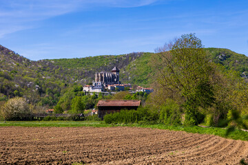 Cathédrale Sainte-Marie de Saint-Bertrand-de-Comminges, dominant la campagne et les collines alentour depuis son promontoire