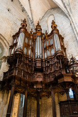Imposante orgue dans un angle de la Cathédrale Sainte-Marie de Saint-Bertrand-de-Comminges
