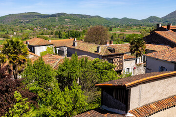 Vue sur la ville haute de Saint-Bertrand-de-Comminges et les paysages alentour du Comminges, au pied des Pyrénées