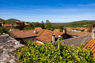 Vue sur la ville haute de Saint-Bertrand-de-Comminges et les paysages alentour du Comminges, au pied des Pyrénées