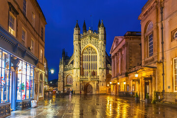 Historic Bath Abbey  in old town center - 790355861