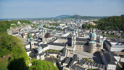 Blick über die Altstadt von Salzburg vom Kapuzinerberg bei Sonnenschein mit wolkigem Himmel