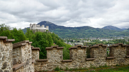 Blick auf die Festung Hohensalzburg in Salzburg vom Josefsturm auf der Richterhöhe in Salzburg mit Zinnen