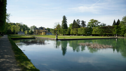 Blick auf die Teiche im Schlossgarten beim Schloss Hellbrunn
