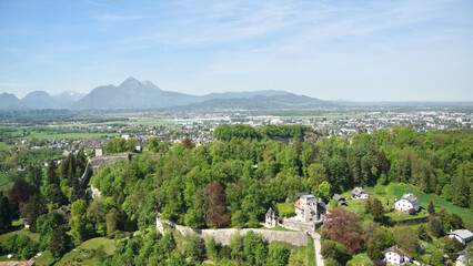 Blick vom Festungsturm der Festung Salzburg auf den Mönchsberg