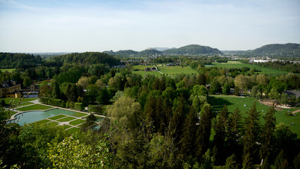 Blick vom Monatsschlössl Richtung Schloss Hellbrunn und die Festung von Salzburg