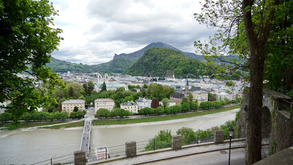 Blick vom Mönchsberg auf Schloss Mirabell mit regnerischem Himmel in Salzburg