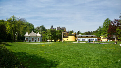 Fototapeta na wymiar Schloss Hellbrunn mit Blick auf die historischen Wasserspiele