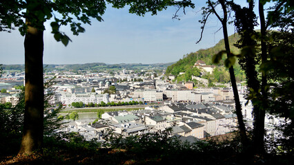 Rundweg auf den Mönchsberg mit Panorama der historischen Altstadt von Salzburg