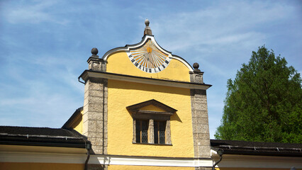 Sonnenuhr am Schloss Hellbrunn bei Sonnenschein