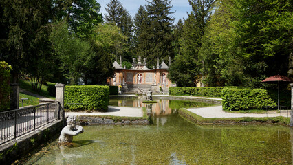 Theatrum der Wasserspiele am Schloss Hellbrunn bei Sonnenschein mit Kanal