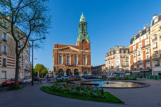 Bois-Colombes, France - 20 avril 2024: Vue ext&eacute;rieure de l'h&ocirc;tel de ville de Bois-Colombes, France, dans le d&eacute;partement fran&ccedil;ais des Hauts-de-Seine, en r&eacute;gion Ile-de-France, au nord-ouest de Paris