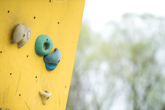 Detail gelbe Kletterwand