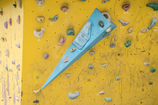 Detail gelbe Kletterwand