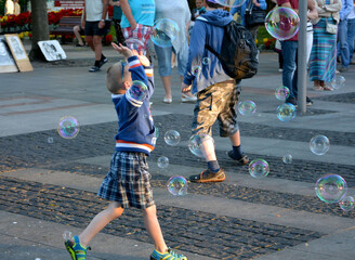 Children's Day, Dzień Dziecka, dziecko biegnące za bańkami mydlanymi,  zabawa z bańkami	, child running after soap bubbles, Children playing with bubbles 

 - obrazy, fototapety, plakaty