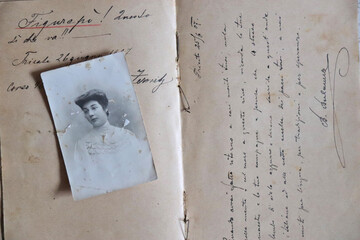 COLLECTION OF ANTIQUE PHOTOS	