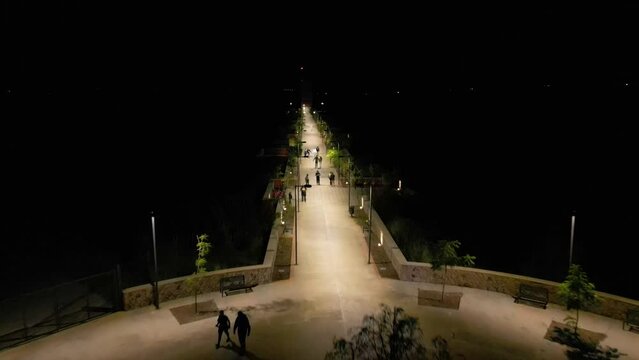 Vista de dron del malec&oacute;n en la noche de Cuidad Guzm&aacute;n Jalisco M&eacute;xico 4k horizontal 