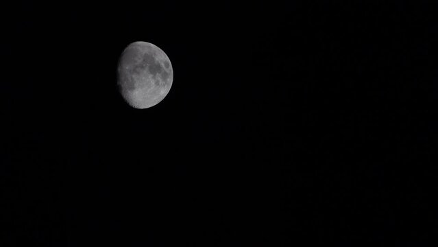 Grande lune avec ciel nuageux film&eacute;e au 600mm
