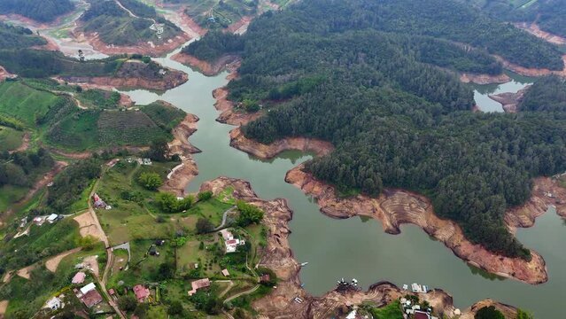 Video a&eacute;reo sobre el embalse de Guatap&eacute;, Antioquia. Se observa descenso del nivel del agua hasta el 33.24% de la capacidad de la represa, debido a la intensa sequ&iacute;a, causada por el fen&oacute;meno del Ni&ntilde;o.