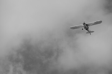 avioneta haciendo piruetas en el cielo nublado