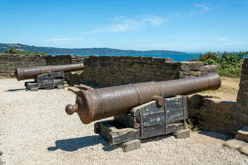 Cañones en la fortificación Fuerte San Antonio en Ancud, Isla de Chiloé, Chile
