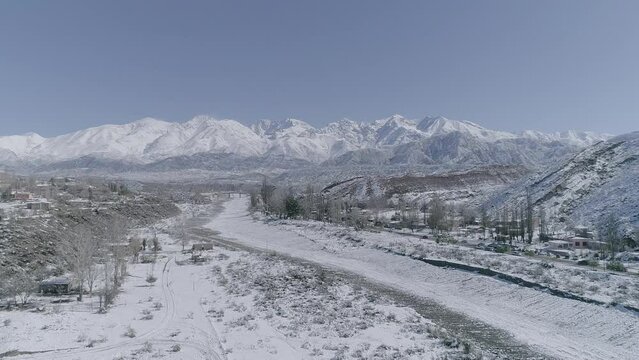 Vuelo de drone monta&ntilde;as nevadas y rio congelado