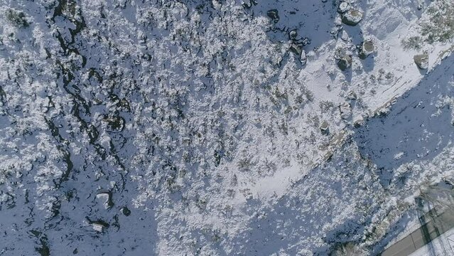 Monta&ntilde;a nevada vista a&eacute;rea de drone