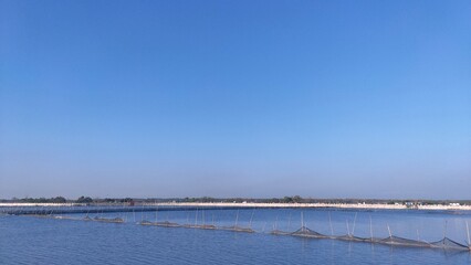 Obraz premium Malabon dike on a hot April summer morning