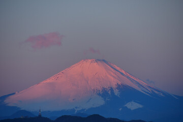 朝日を浴びてピンク色に光る富士山