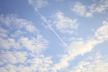 空と雲と飛行機雲