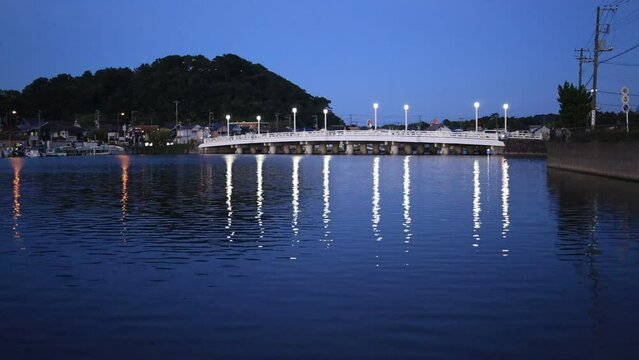 夕照橋(横浜市金沢区) のライトの明かりが水面に映る夜景　夏