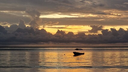 Meer mit Sonnenaufgang und Fischerboot in Afrika Tansania - Sansibar