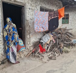 Frauen vor ihrem Haus in Sansibar Tansania in Afrika