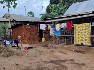 Afrikanisches Haus in Tansania mit Wäsche, die zum Trocknen hängt 