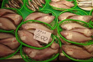 石川県金沢市の観光客の多い近江市町の鮮魚