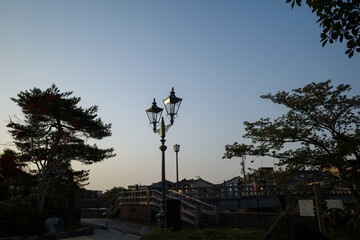 夕闇が迫る石川県金沢市の都市風景