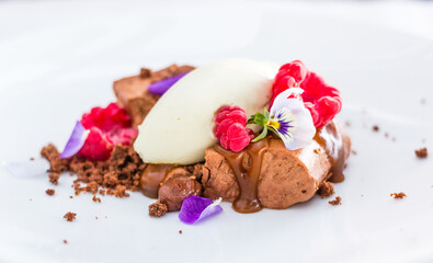 Vanilla ice cream with chocolate and fudge cake