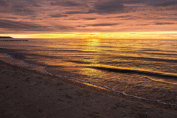 zachód słońca nad brzegiem morza Dziwnów - obrazy, fototapety, plakaty