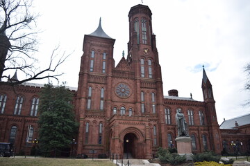 Obraz premium Iconic Smithsonian Castle, a historic landmark in Washington