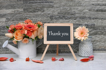 Grußkarte Danke: Blumenstrauß mit Text Danke auf einer Tafel.